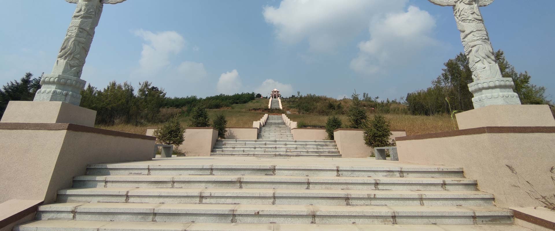 好的墓地朝向就在圣龙泉墓园